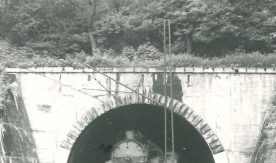 Parowóz OKz32-2 wyjeżdża z tunelu przy stacji Kamionka Wielka na...